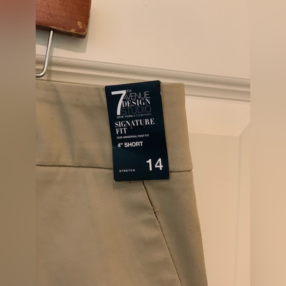 7th Avenue Design Studio Women's Tan Shorts.    Size-14 - Picture 5 of 6